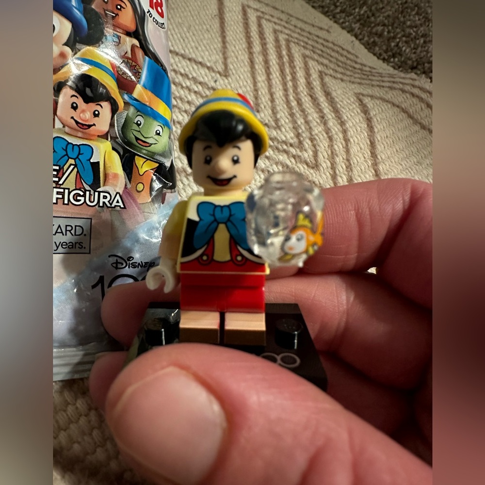 LEGO Disney 100 Pinocchio Minifigure - Picture 3 of 4